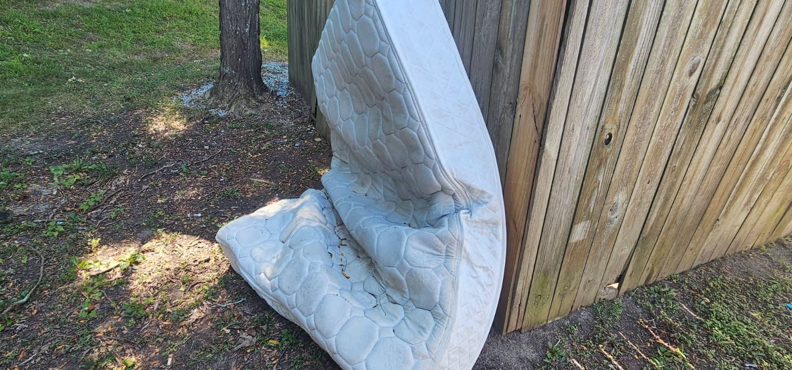 Effortless Mattress Removal Service Near You image